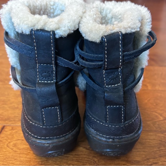 UGG Women’s Cove 5136 Sheepskin Shearling Boots Black Leather US Size 8 Comfort - Picture 4 of 15